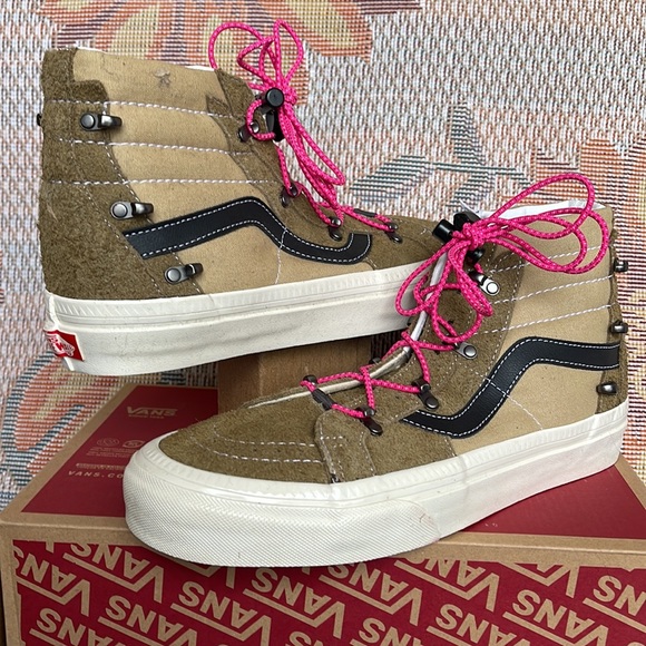 Vans WMNS Sk8-Hi Echo Dx
(Hairy Suede) Butternut/T
VNOA7Q50B75
Sneakers - Picture 9 of 16